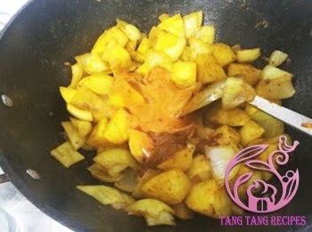 step7: 加入楊協成咖哩醬、冠益華記咖哩醬炒香。
加入雞件、雞粉、糖拌炒均勻。