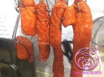 step14: 用廚房紙抹乾表面，脆皮料2攪拌均勻，掃在大腸表面，掛起於出風口吹3小時以上，大腸表面完全乾身為止。