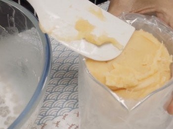 step4: 把麵團放入擠花袋中，
麵團混合後會變得有點硬。

⚠️為避免在擠花過程中袋子破掉
建議使用雙重擠花袋。