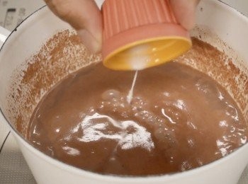 step7: 製作熱朱古力。
在鍋子中加入朱古力 +牛奶+糖
用細火慢慢攪拌混合至朱古力溶化。

然後玉米殿粉（粟粉）加水混合後
倒進鍋子中，不斷攪拌至朱古力變濃稠。

完成！