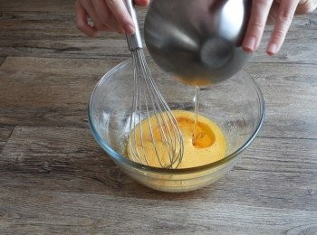 step4: 加入米糠油, 椰漿, 天然班蘭汁和班蘭精華, 攪拌約1分鐘使油和液體完全混合
