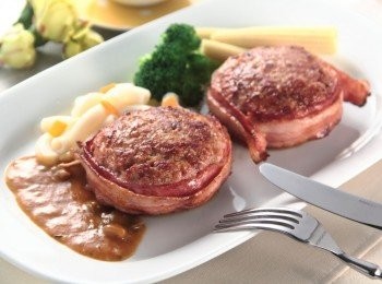 step1: 將碎豬肉用手攪至有黏性後，分成2份捏  成圓形豬肉堡，再用培根將豬肉堡繞一圈  包住，接口用牙籤固定（如圖）。