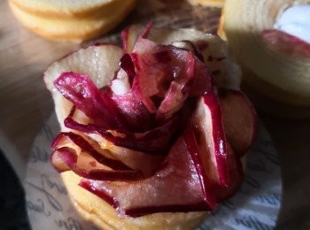 step2: 將兩件年輪蛋糕中空部份塞入草莓軟心棉花糖