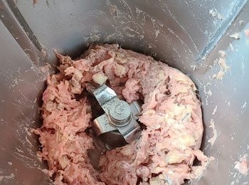 step3: 加入<span class="group_2">調味料</span>拌勻，然後再將土魷粒 、冬菇粒和燕麥拌入豬肉內。(如喜歡亦可加入馬蹄粒，更添口感)