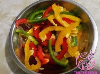 step3: 彩椒切幼絲。