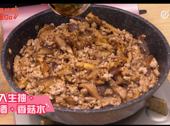 step4: 準備一個鍋, 加入香菇水、生抽、米酒和冰糖,加入炒香的材料，用中小火慢煮8分鐘即可。可配飯拌入油蔥酥享用。
Prepare a pot, put in mushroom water, soy sauce, rice wine and crystal sugar, add in the fried ingredients, simmer at medium low heat for 8 minutes.