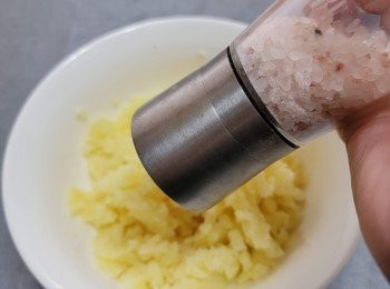 step4: 加適量鹽<span class="group_2">調味</span>後待涼備用