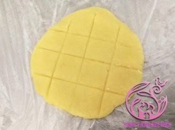 step25: 雪櫃取出撻面麵糰，搓圓壓成撻模面大小，界出花紋，鋪在撻上收邊。

*留意邊位是不是完全縫合，有隙縫的話進入焗爐後受熱膨漲餡料便會漏出。