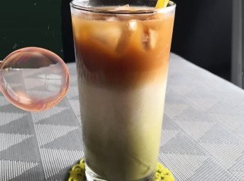 step1: 先將綠茶粉退篩加入蜂蜜及25ml的杏仁奶拌勻後再加 30ml杏仁奶做杯的基底