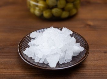 step7: 等酒和梅子浸漬1個月以後再加入冰糖，最後再等約5個月就完成了。(Tips3)