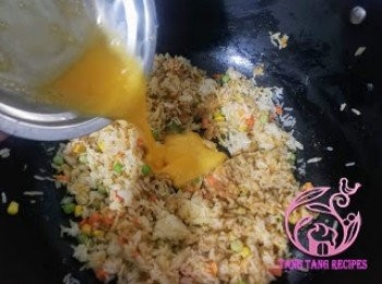 step5: 加入蛋液炒勻。