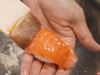 step2: 放上一片鮭魚，
然後掃上醤油。