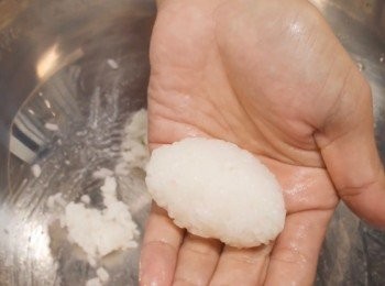 step1: 在白飯中加入醋和糖和鹽。
混合後用手握飯成壽司形狀。

詳細請參考影片：
https://youtu.be/RCJ0YhOnba0