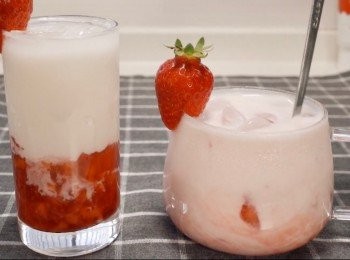 step2: 草莓醬加入杯中，放入冰塊。
加一點點煉乳和倒入牛奶。
（份量根據個人喜好）

完成！