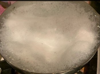 step3: 熄火水攪拌成漩渦，然後將雞蛋打進漩渦中