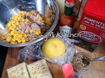 step1: 預備材料: 先將粟米粒煮熟再放涼備用; 將水浸吞拿魚隔水再用叉子弄碎，再加入粟米粒、蛋黃醬、檸檬汁、即磨黑胡椒、鹽、seed mustard和 tabasco 拌勻成鮪魚沙律(份量隨個人喜好，可邊試味邊調較)，最後將適量的鮪魚沙律放上梳打餅上，撒上少許smoked paprika，並放上辣椒絲做裝飾便成。