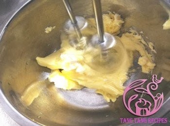 step3: <span class="group_1">批皮</span>室溫放軟的無鹽牛油，用打蛋器打至鬆軟。