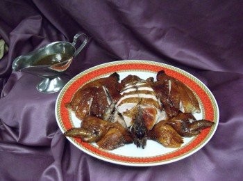 step1: 把全雞用香料礦鹽略醃上醋水風乾後入鍋炸熟切塊，鋪於炸好薯條合長江豆上。