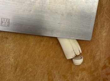 step2: 南薑切片，香茅最底位置切走，用刀背拍扁再切片，辣椒仔 1隻切粒，準備冬蔭功醬和辣椒醬