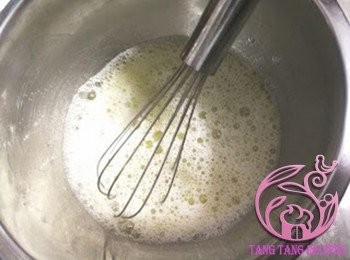 step14: 蛋白打拂均勻，加入奶水攪拌均勻。