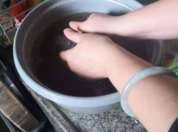 step4: ７分鐘後會見到水開始泛淡黃色及越來越黏稠,此刻已表示搓洗完成