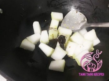 step5: 加入所有調味料爆香。