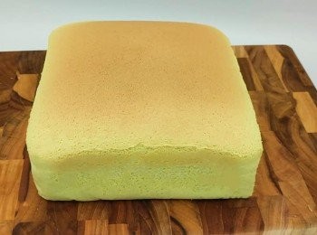 step1: 小火加熱油，熱過的油加入低筋面粉搅拌。