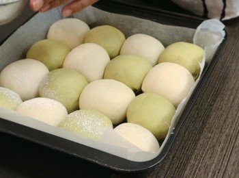 step9: 發酵完成後，在麵團頂部撒上麵粉，放入已預熱的焗爐，用170°C焗15-20分鐘，出爐後可脫模取出。