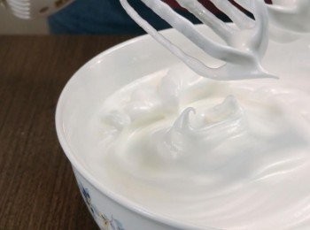 step3: 把蛋白加入檸檬汁，用打蛋器一邊打發，一邊分三次加入糖，打發至蛋白霜提起呈硬挺直立小尖角，亁性發泡的狀態