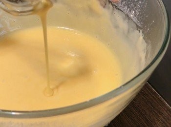 step3: 篩入低篩麵粉和泡打粉拌勻，然後慢慢加入水拌勻，若麵糊質感太稠密可酌量加一多點水。