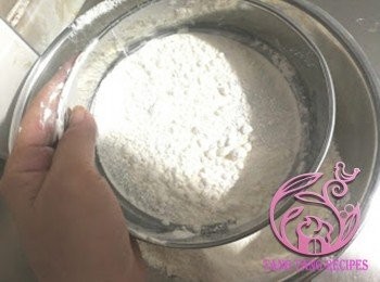 step1: 低筋麵粉、泡打粉、臭粉混合後過篩。