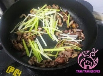 step5: 加入韮黃炒至軟身。