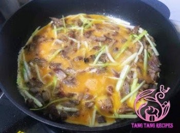 step7: 平均倒入蛋液，慢火煎香。