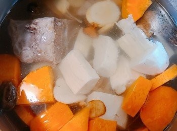 step3: 將所有材料凍水落煲約3小時便成，用高壓煲則煲約25分鐘，喝前再大滾5分鐘落鹽便成。