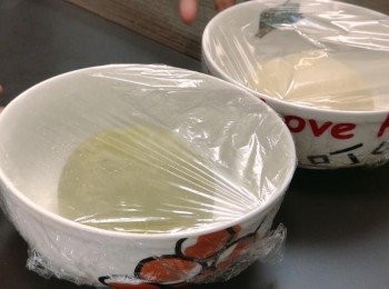 step6: 把兩個麵團各自整成圓形，分別放入碗中並蓋上保鮮紙，放入焗爐中層，底層放入60°C熱水，靜置1小時以進行第一次發酵，完成後麵團會變大2-3倍。