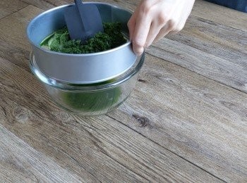 step2: 用一個密的篩隔渣, 把隔好的班蘭汁放進雪櫃中幾小時或過夜,班蘭精華會沉殿呈深綠色,把浮起的水倒掉,只取用沉底的精華