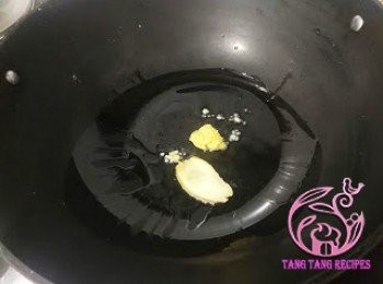 step3: 起油鑊，加入薑及蒜蓉。