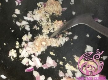 step2: 起油鑊放入洋蔥碎及免治豬肉，炒熟放涼。