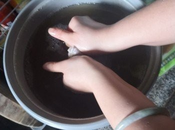 step2: 將愛玉籽包浸入量好礦泉水反覆用雙手搓揉至起膠
