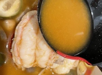 step6: 加入<a href="https://bit.ly/3CaaqmB" target="_blank" data-keyword="龍蝦尾" class="guide-link"><strong>龍蝦尾</strong></a> <span style="display:inline-block;vertical-align:middle;margin-top:-3px;color:initial;border-radius:3px;padding:2px 3px;font-size:12px;line-height:14px;background:#87d300;color:#fff;">即買</span> ，轉細火煮約4分鐘至熟透。