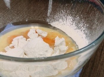step2: 把蛋黃加入油、牛奶、鹽、雲尼拿油，篩入低筋麵粉，拌勻至沒有粉粒