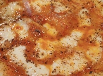 step6: 當芝士開始融化，可以用火槍把披薩表面輕輕烤一下。這樣看起來更好吃。

完成！