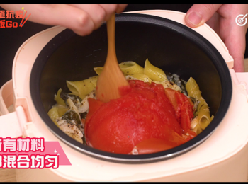 step5: 大概20分鐘後，將所有材料全部混合均勻，再撒上起司粉即可。
After 20 minutes, mix all ingredients, sprinkle on cheese powder