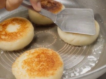 step5: 用平底鍋，加入一點油
把兩面煎至金黃色。

完成！