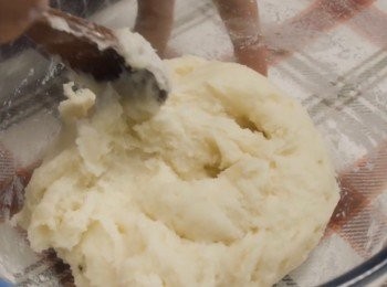 step3: 加入糖和粘米粉/在來米粉
然後攪拌均勻