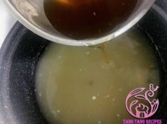 step7: 浸冬菇水加入鴨湯中。
