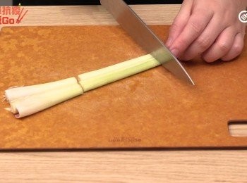 step2: 香茅去頭，拍扁，切半；斑斕葉切段；蒜頭拍扁
Cut the roots of the lemongrass. Flatten it and cut it into half.Colorful leaf segments.Flatten the garlic.