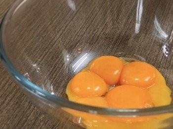 step1: 把蛋黃和蛋白分開，備用