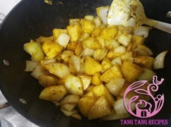 step6: 加入無辣咖哩粉、黃薑粉炒香。感覺太乾可加少許水。