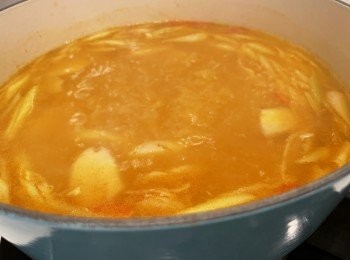 step4: 煮滾一公升水，加入做法（2）材料，蓋蓋煮5分鐘